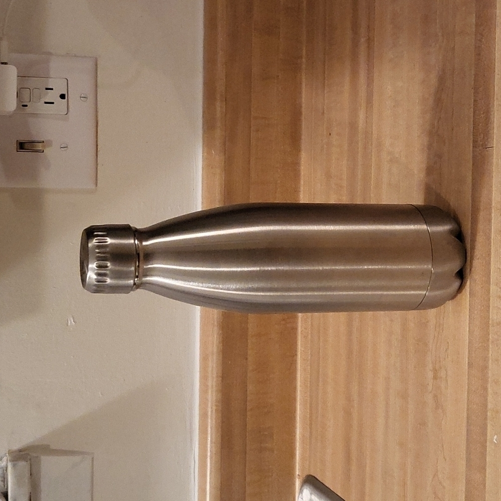 Stainless steel water bottle